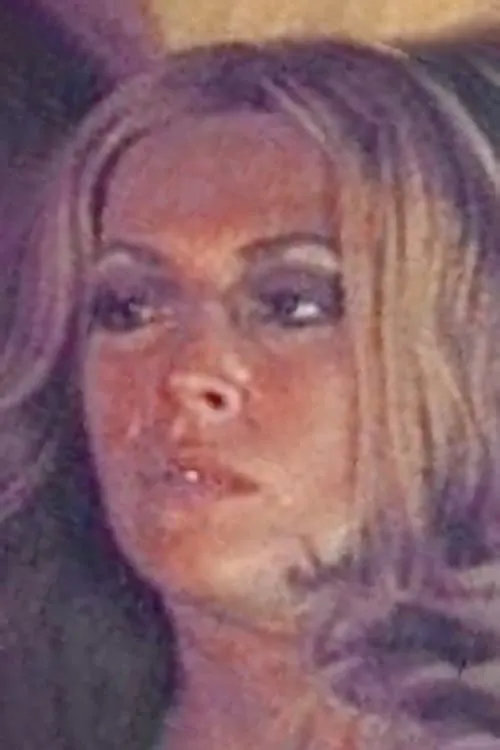 Rhonda Gellard interpretando a Elaine