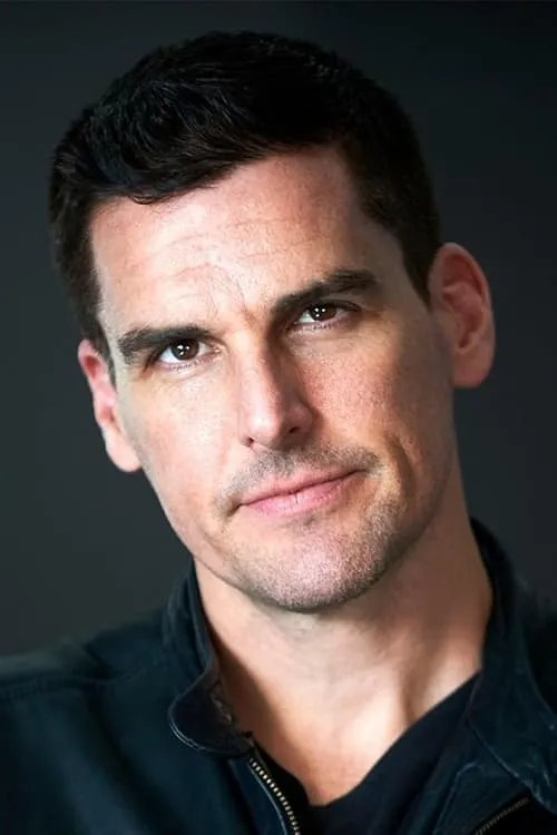 Rhys Wyn Trenhaile interpretando a Dwight