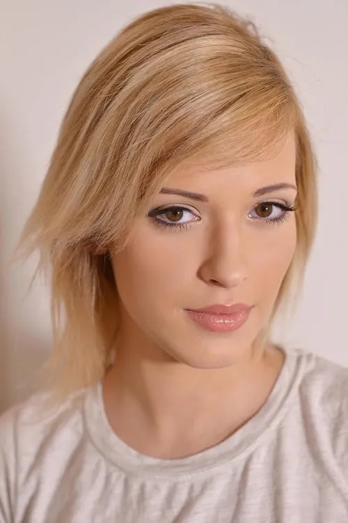 Ria Sunn interpretando a