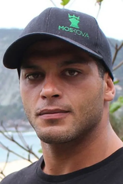 Ricardo Arona interpretando a Self