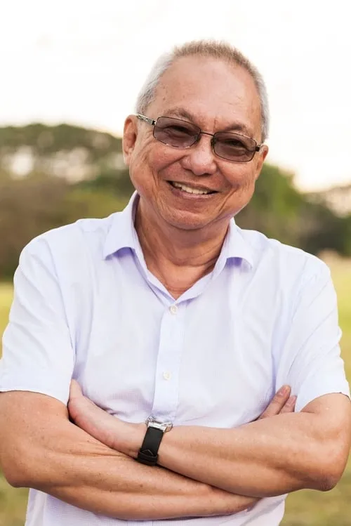 Ricardo Lee interpretando a