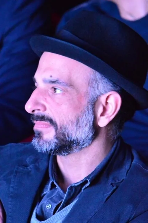 Riccardo De Filippis interpretando a Luciano