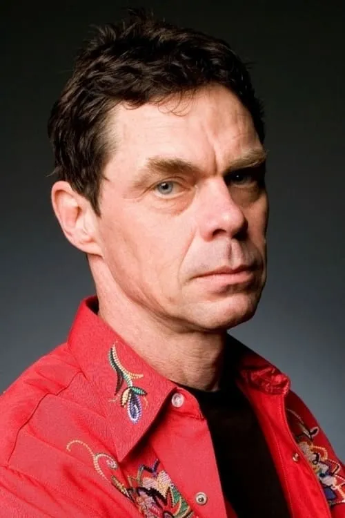 Rich Hall interpretando a Slaughter Buzzárd