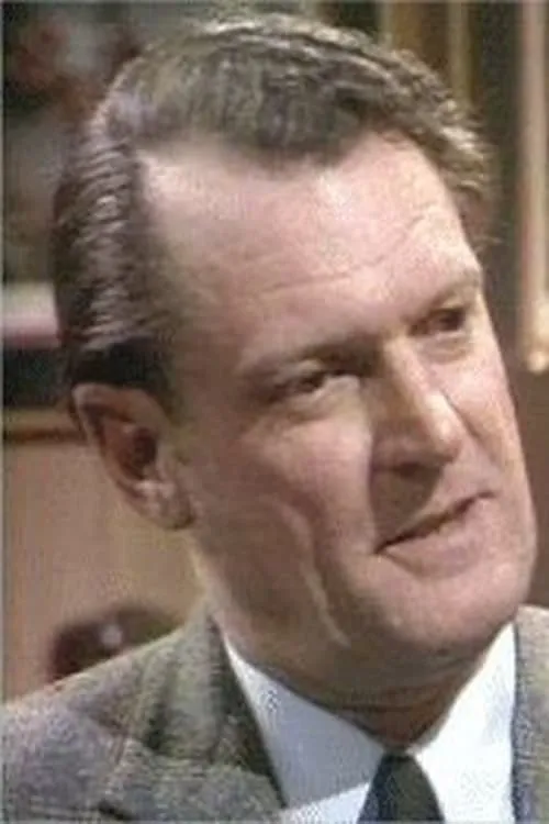 Richard Aylen interpretando a Insp. Miles