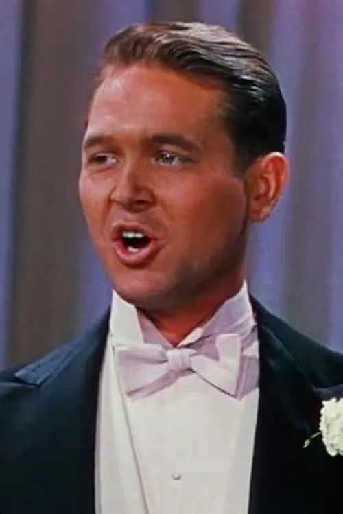 Richard Beavers interpretando a Singer (