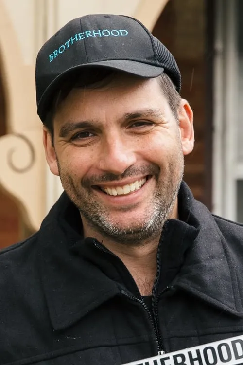 Richard Bell interpretando a