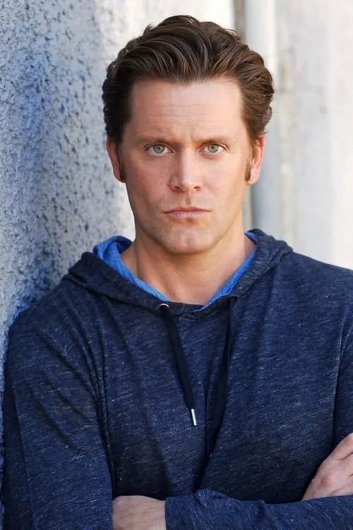 Richard Blake interpretando a Hunter Durbin