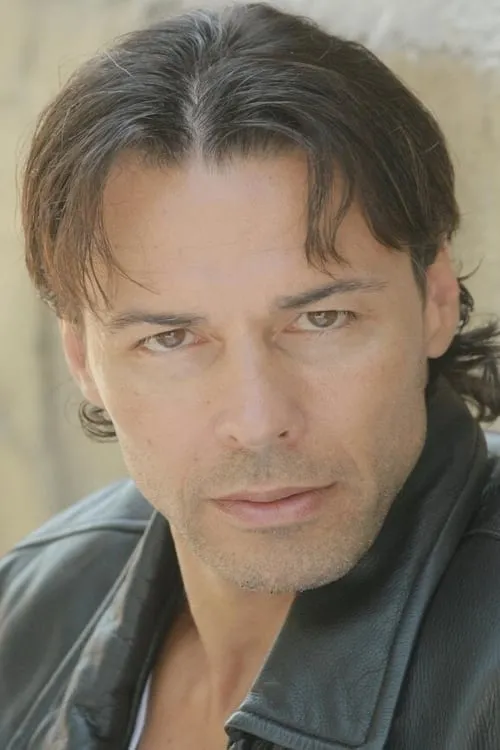 Richard Cetrone interpretando a CJ