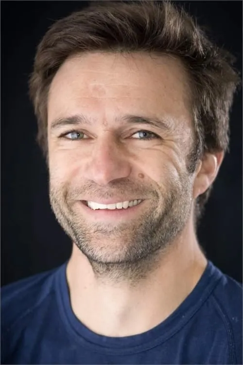 Richard Chapman interpretando a Scruffy Guy