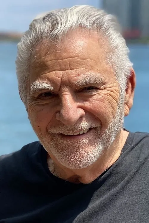 Richard Foronjy interpretando a Joe Marinaro