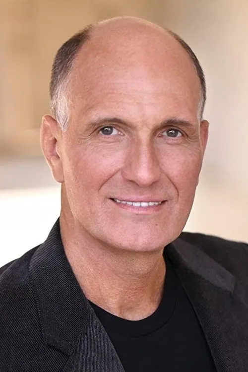 Richard Haylor interpretando a Patrick