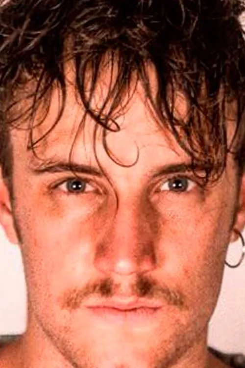 Richard Holmes interpretando a Poli