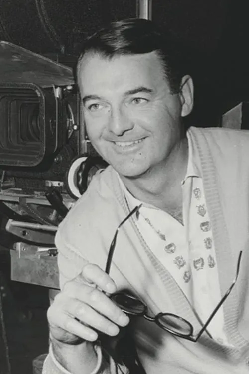 Richard L. Bare interpretando a Self (uncredited)