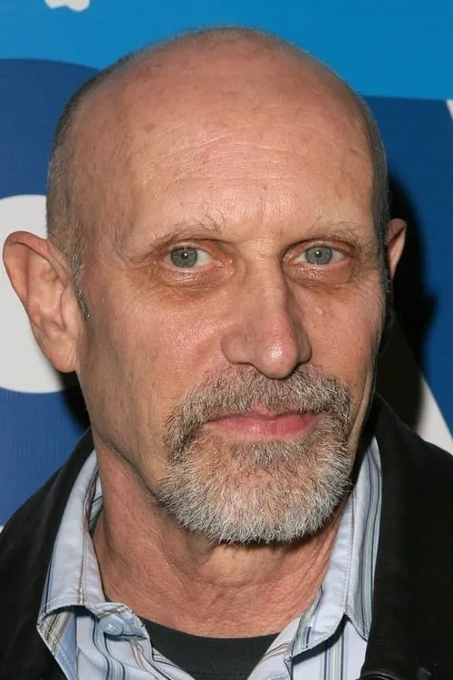 Richard Marcus interpretando a William Raines