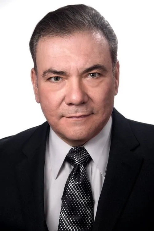 Richard Petrocelli interpretando a Mr. Sneider