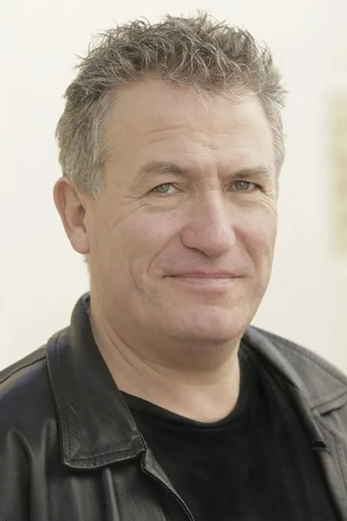 Richard Piper interpretando a Campbell