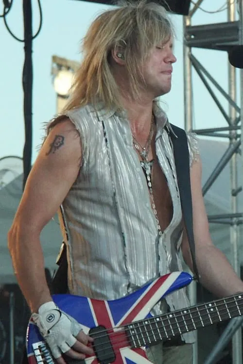 Rick Savage interpretando a Self