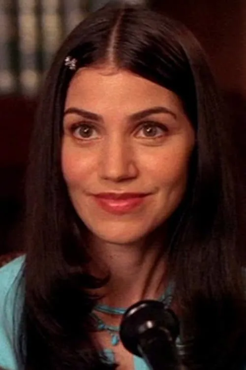 Ricki Dale interpretando a Angela