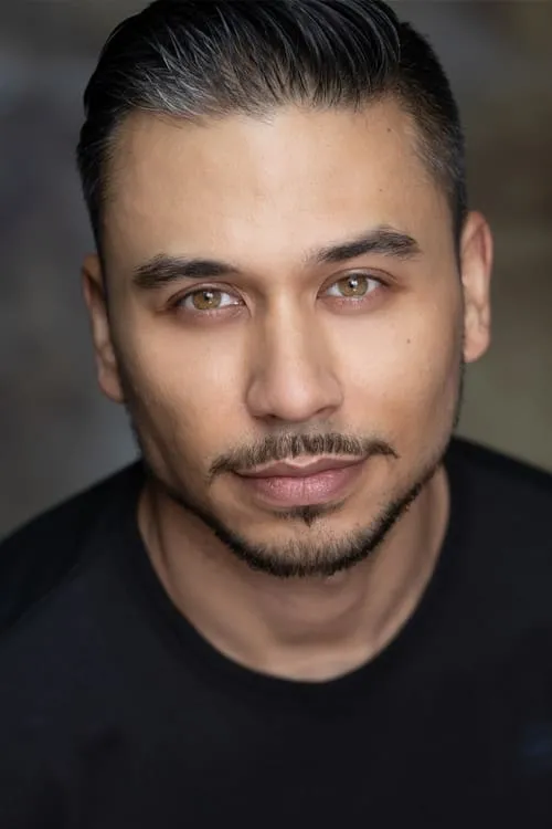 Ricky Norwood interpretando a Reggie