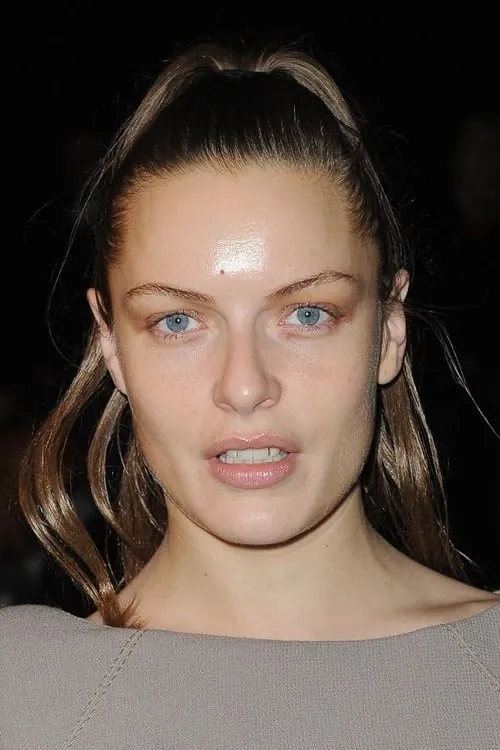 Rie Rasmussen interpretando a Adria Shala