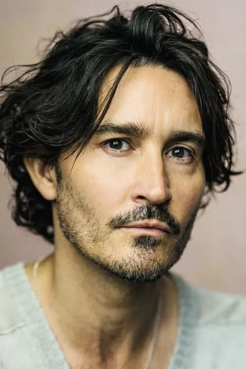 Rik Young interpretando a Daniel