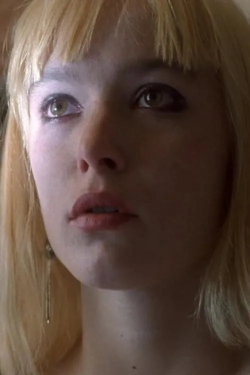 Rikke Louise Andersson interpretando a Inga