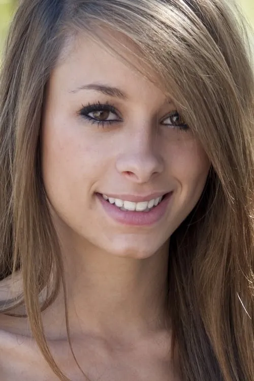 Riley Jensen interpretando a