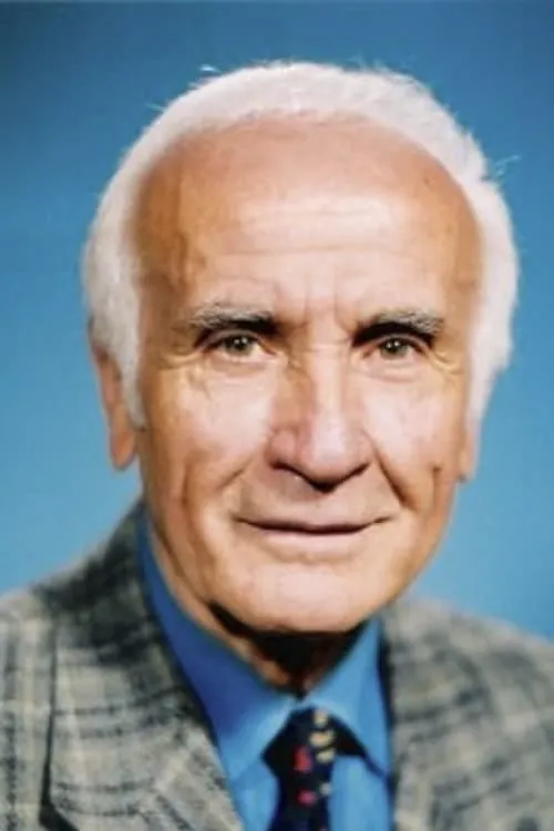 Rıza Pekkutsal interpretando a Memur