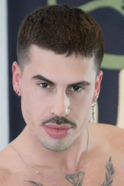 Ro Reyes interpretando a