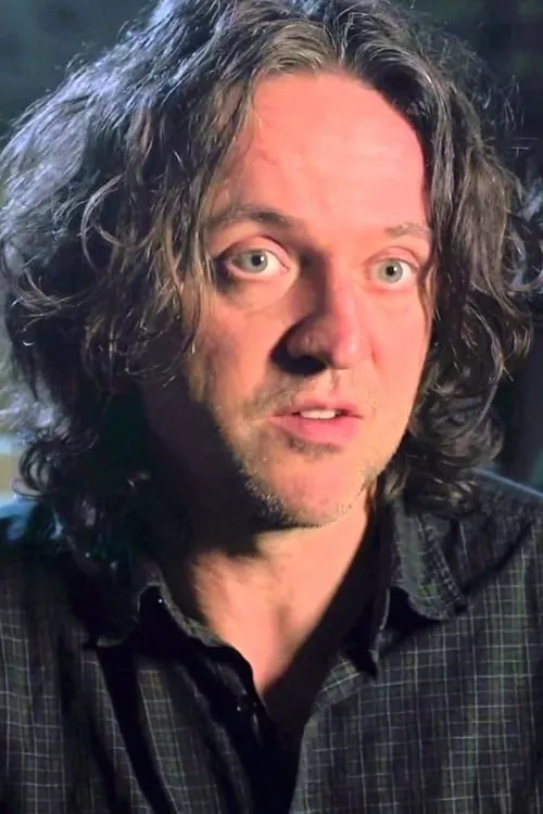 Rob Hardy interpretando a Self