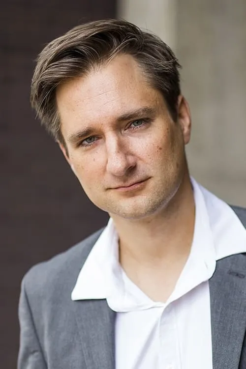 Rob Merritt interpretando a Sheriff Barns