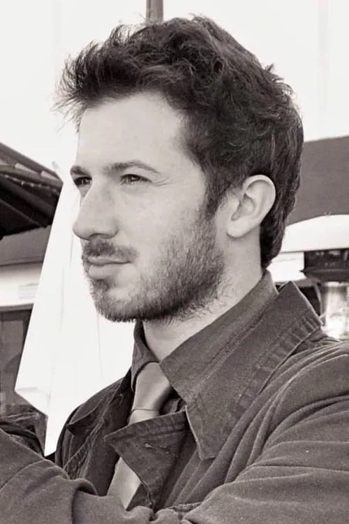 Robbie Banfitch interpretando a Additional Creature (voice)