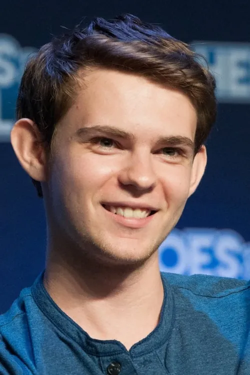 Robbie Kay interpretando a Dax Conway