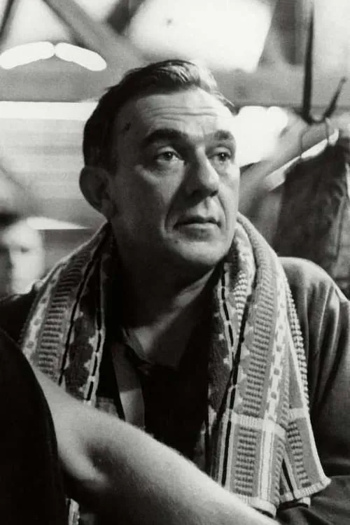 Robert Bruning interpretando a Tom