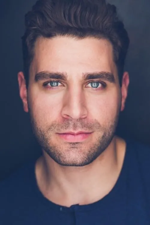 Robert Cervini interpretando a Nicky