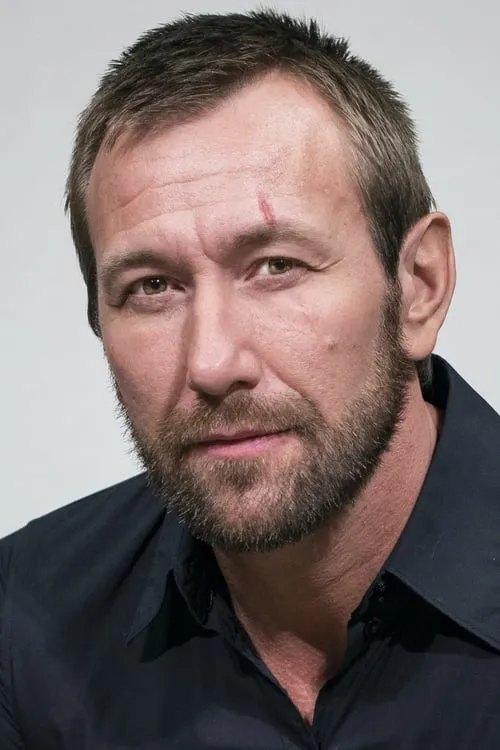 Robert Follin interpretando a Eric