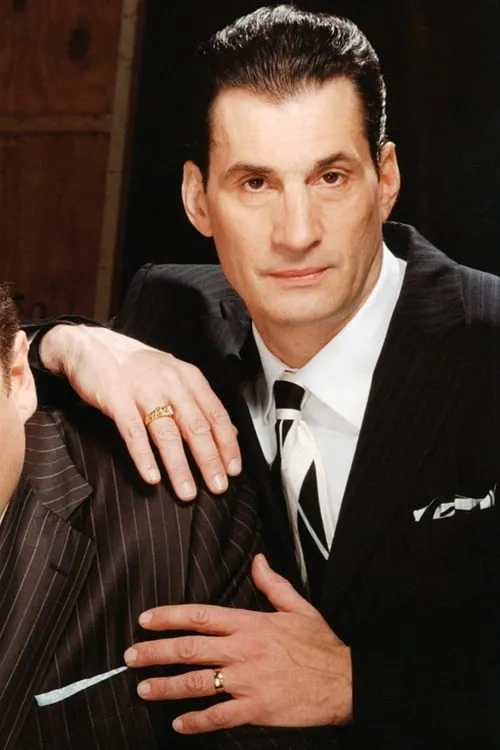 Robert Funaro interpretando a Phil