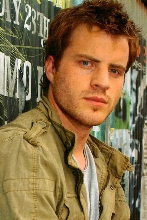 Robert Kazinsky interpretando a Orgrim