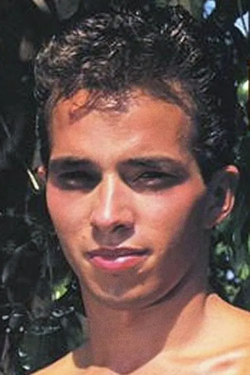 Robert Larkins interpretando a