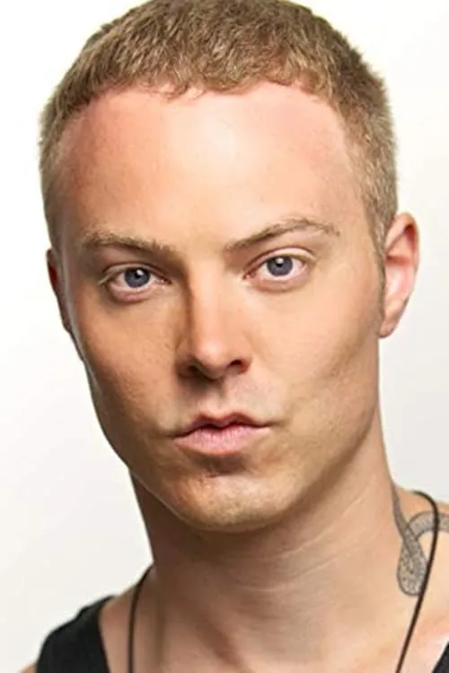 Robert Oppel interpretando a Shelter Medic