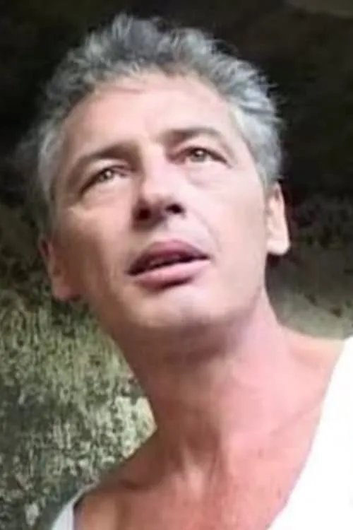 Roberto Stani interpretando a