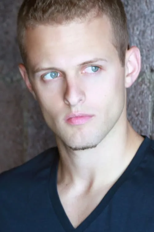 Rocco Nugent interpretando a Waiter