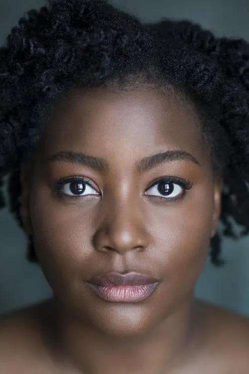 Rochelle Rose interpretando a Essie / Lucy