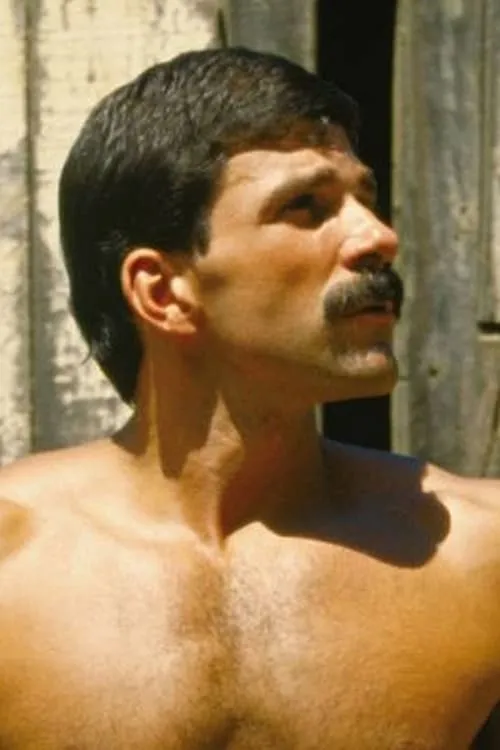 Rod Mitchell interpretando a (archive footage)