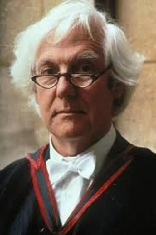 Roddy Maude-Roxby interpretando a Aristophanes