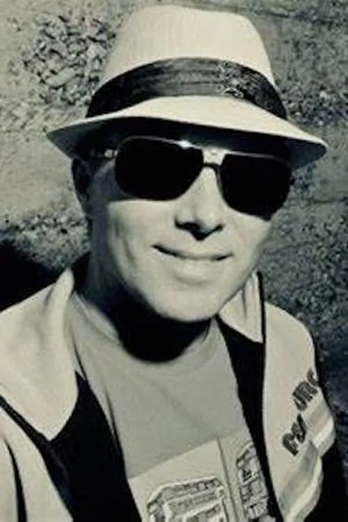 Rodrigo Gudiño interpretando a Cop