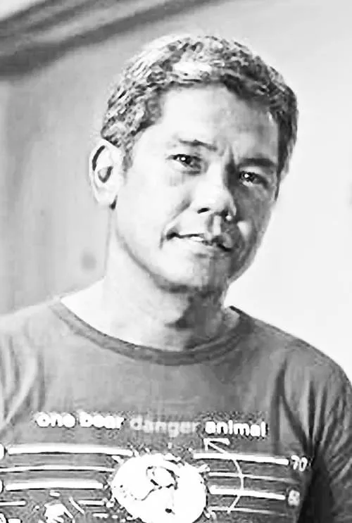 Rody Vera interpretando a Roger