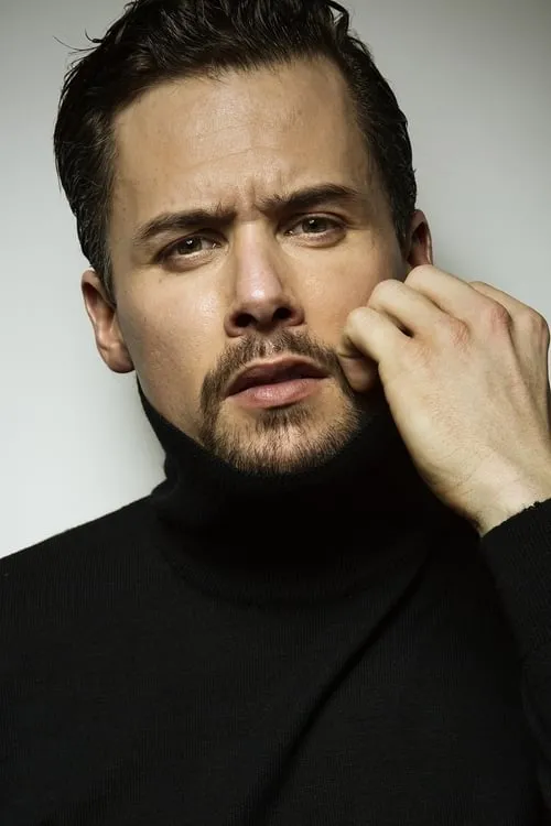 Roger Berruezo interpretando a Rai