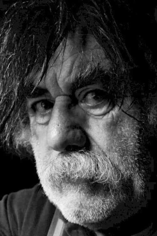 Roger Guidone interpretando a Roger