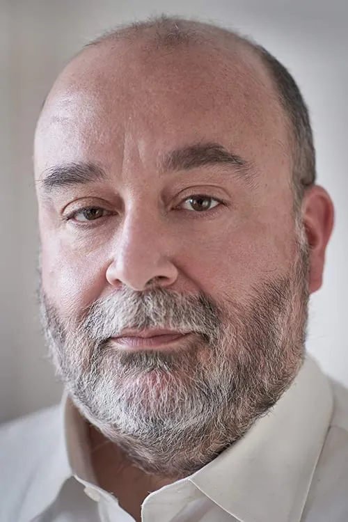 Roger Nevares interpretando a Mayor Enrique Sanchez